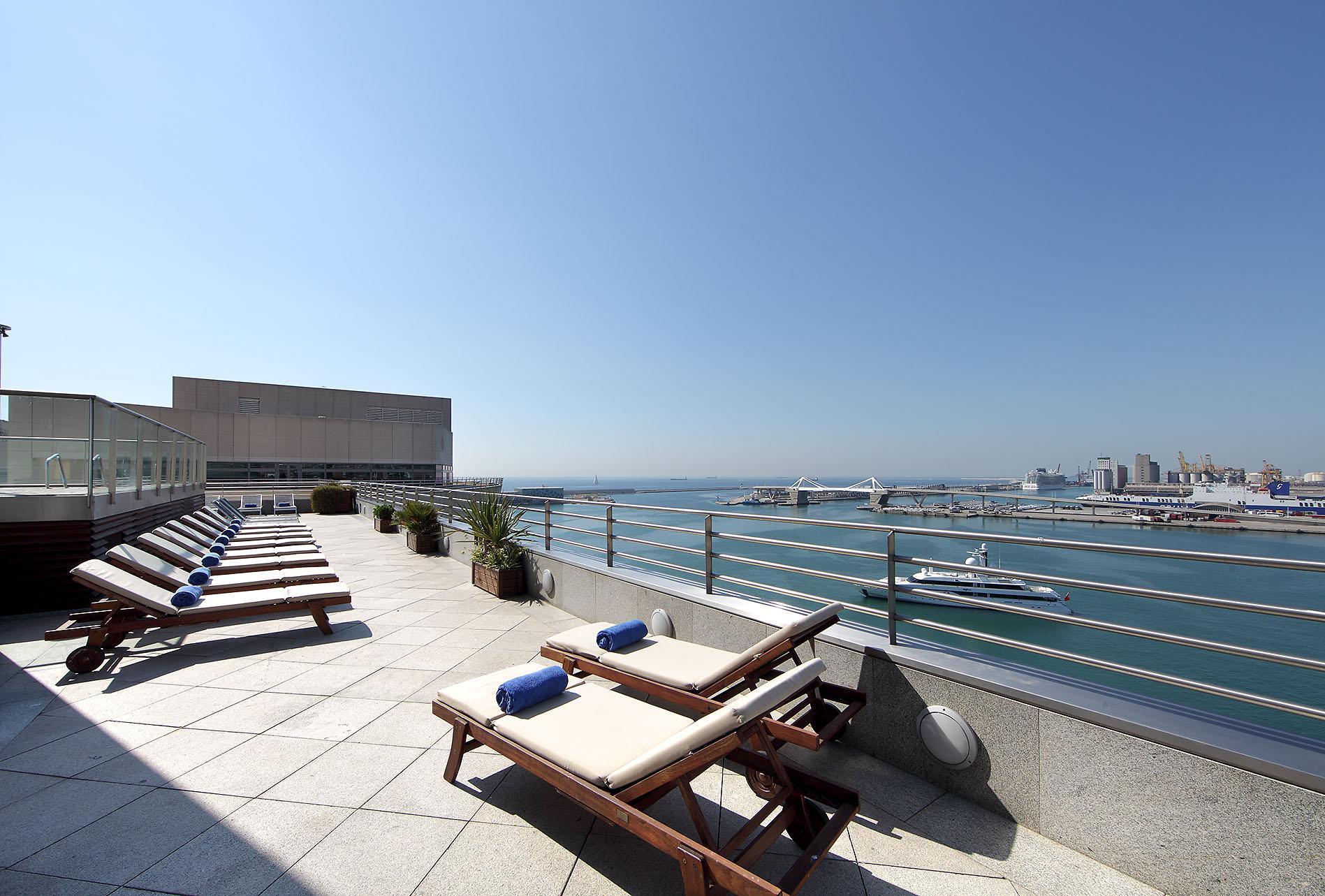 ยูโรสตาร์ แกรนด์ มารีน่า จีเอล โฮเต็ล Hotel บาร์เซโลนา ภายนอก รูปภาพ The rooftop pool at the hotel