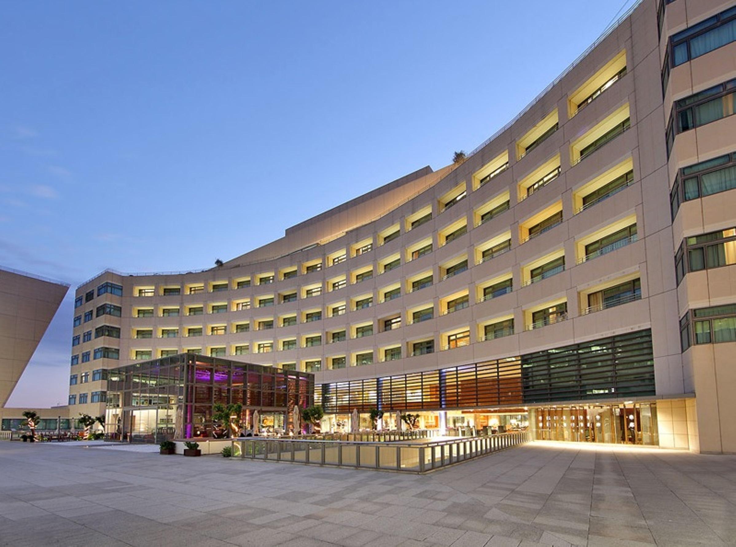 ยูโรสตาร์ แกรนด์ มารีน่า จีเอล โฮเต็ล Hotel บาร์เซโลนา ภายนอก รูปภาพ The hotel at night