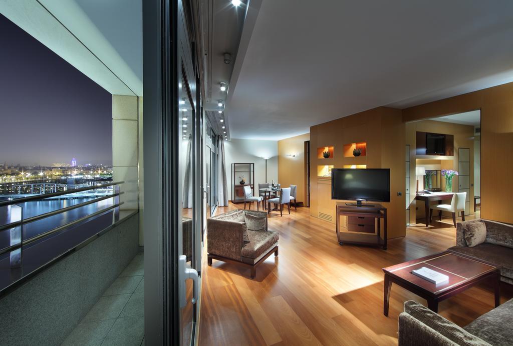 ยูโรสตาร์ แกรนด์ มารีน่า จีเอล โฮเต็ล Hotel บาร์เซโลนา ภายนอก รูปภาพ A suite at the hotel
